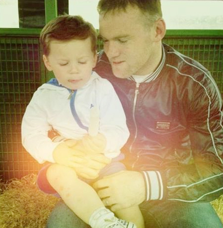 Rooney tâm sự rằng, từ ngày có Kai, anh bớt nóng nảy, biết kiềm chế mình hơn để luôn là tấm gương tốt cho con noi theo. Rooney tâm sự rằng, từ ngày có Kai, anh bớt nóng nảy, biết kiềm chế mình hơn để luôn là tấm gương tốt cho con noi theo.