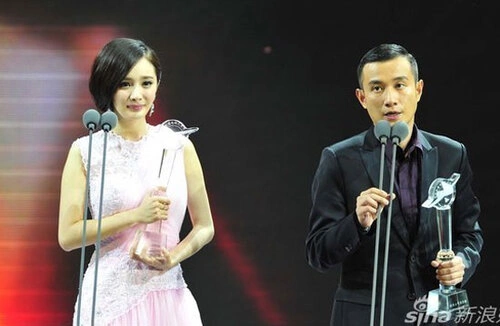 Dương Mịch và Văn Chương nhận giải thưởng "Diễn viên được khán giả yêu thích". Dương Mịch và Văn Chương nhận giải thưởng "Diễn viên được khán giả yêu thích".