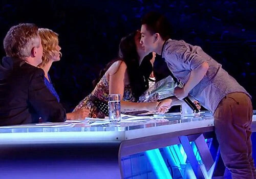 Jason Việt Tiến nhận nụ hôn lên má từ giám khảo Tulisa trong màn giao lưu tại X-Factor UK 2012