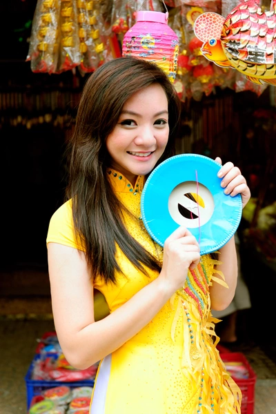 Xuân Mai không sở hữu một giọng ca trau chuốt về kỹ thuật nhưng lại trong sáng, đáng yêu như chính tính cách của cô. Ca khúc "Chia đôi con đường" mà cô hợp tác cùng nam ca sĩ trẻ Bá Vĩnh mới phát hành gần đây cũng nhanh chóng được khán giả chú ý. Xuân Mai không sở hữu một giọng ca trau chuốt về kỹ thuật nhưng lại trong sáng, đáng yêu như chính tính cách của cô. Ca khúc "Chia đôi con đường" mà cô hợp tác cùng nam ca sĩ trẻ Bá Vĩnh mới phát hành gần đây cũng nhanh chóng được khán giả chú ý.