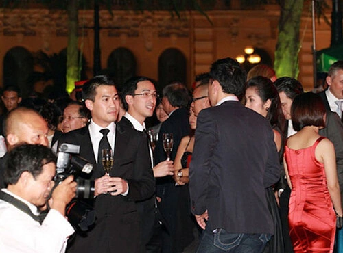 Phillip (mặc vest đen bên trái) đứng cạnh anh là Louis nguyễn. Phillip (mặc vest đen bên trái) đứng cạnh anh là Louis nguyễn.