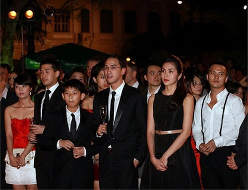 Phillip (thứ hai từ trái sang) Phillip (thứ hai từ trái sang)