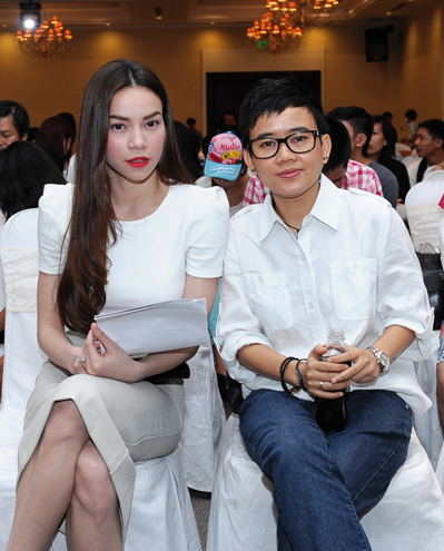 Trước khi bước vào buổi họp báo, HLV Hồ Ngọc Hà ngồi sát bên Phương Uyên để động viên giám đốc âm nhạc của The Voice trước scandal. Trước khi bước vào buổi họp báo, HLV Hồ Ngọc Hà ngồi sát bên Phương Uyên để động viên giám đốc âm nhạc của The Voice trước scandal.