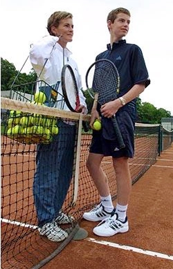 Andy Murray và mẹ, bà Judy, trên sân quần vợt năm 2001 khi cậu mới 14 tuổi. Andy Murray và mẹ, bà Judy, trên sân quần vợt năm 2001 khi cậu mới 14 tuổi.