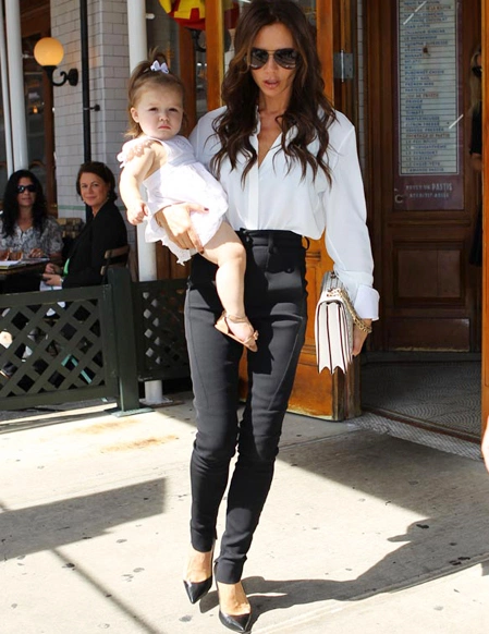 Chiếc áo rộng khiến Vic trông có vẻ 'có da có thịt hơn'. Chiếc áo rộng khiến Vic trông có vẻ 'có da có thịt hơn'.