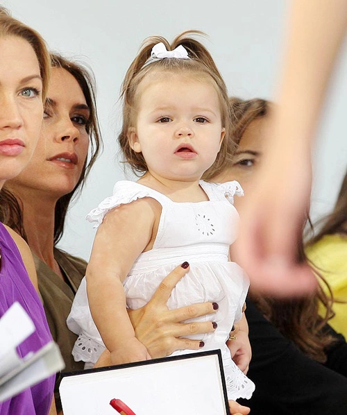 Harper ngồi cùng mẹ Vic trên hàng ghế đầu tại một buổi giới thiệu sản phẩm của mẹ nằm trong khuôn khổ Tuần lễ thời trang tại New York. Harper ngồi cùng mẹ Vic trên hàng ghế đầu tại một buổi giới thiệu sản phẩm của mẹ nằm trong khuôn khổ Tuần lễ thời trang tại New York.