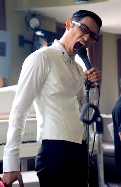 Bù đắp lại những cảnh quay căng thẳng đầy máu và nước mắt trong phim, Huy Khánh tranh thủ Bù đắp lại những cảnh quay căng thẳng đầy máu và nước mắt trong phim, Huy Khánh tranh thủ