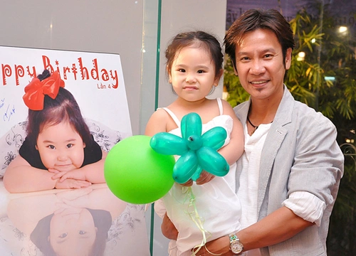 Bé Whitney Huynh được bố rất yêu thương, cưng chiều. Bé Whitney Huynh được bố rất yêu thương, cưng chiều.