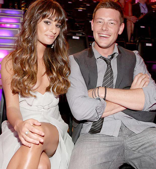 Mái tóc dài của Lea Michele, ngôi sao phim ca nhạc Glee, đã cứu nguy cho cô khi che được phần nào bầu ngực trong khi chiếc váy của cô tuột hẳn khỏi vai. Mái tóc dài của Lea Michele, ngôi sao phim ca nhạc Glee, đã cứu nguy cho cô khi che được phần nào bầu ngực trong khi chiếc váy của cô tuột hẳn khỏi vai.