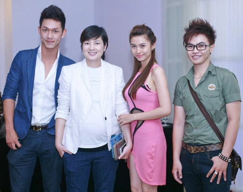 Cựu người mẫu Thúy Vinh đi dự họp báo cùng hai ca sĩ trẻ mà chị đang quản lý là Song Luân (trái) và Việt My. Cựu người mẫu Thúy Vinh đi dự họp báo cùng hai ca sĩ trẻ mà chị đang quản lý là Song Luân (trái) và Việt My.