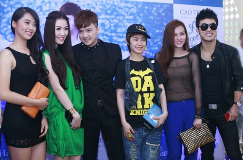 Lương Bích Hữu (giữa) ăn mặc theo phong cách tomboy Lương Bích Hữu (giữa) ăn mặc theo phong cách tomboy