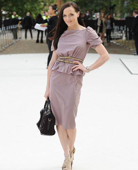 Victoria Pendleton, 'Nữ hoàng đua xe đạp lòng chảo' của Anh cũng xúng xính váy áo đi dự Tuần lễ thời trang London. Victoria Pendleton, 'Nữ hoàng đua xe đạp lòng chảo' của Anh cũng xúng xính váy áo đi dự Tuần lễ thời trang London.