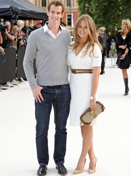 Với bộ đầm trắng kín đáo cùng điểm nhấn là thắt lưng đôi ton sur ton với xắc tay, Kim Sears gây ấn tượng với vẻ dịu dàng, tinh khôi. Với bộ đầm trắng kín đáo cùng điểm nhấn là thắt lưng đôi ton sur ton với xắc tay, Kim Sears gây ấn tượng với vẻ dịu dàng, tinh khôi.