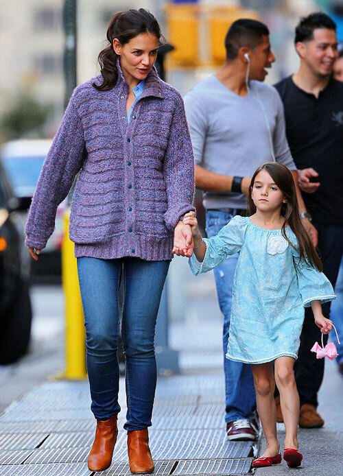 Katie Holmes và bé Suri dạo chơi trên phố Katie Holmes và bé Suri dạo chơi trên phố