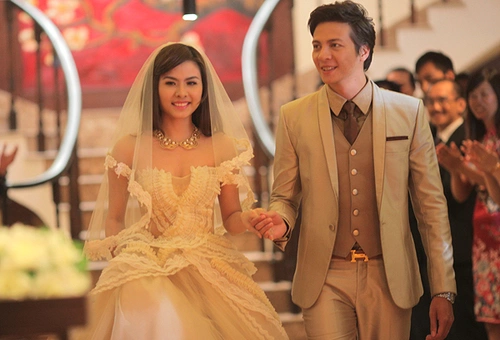 Trở lại màn ảnh rộng sau phim "Thiên mệnh anh hùng", Vân Trang thỏa sức thể hiện khả năng diễn xuất khi vào vai Ý Linh, một ngôi sao của làng showbiz. Trở lại màn ảnh rộng sau phim "Thiên mệnh anh hùng", Vân Trang thỏa sức thể hiện khả năng diễn xuất khi vào vai Ý Linh, một ngôi sao của làng showbiz.