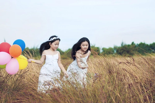 Hai bé đang 'năn nỉ' mẹ sinh thêm em để ẵm bồng. Misa (trái) thì thổ lộ với mẹ rằng em trai hay em gái cũng đều thích, còn Misu nhất quyết Hai bé đang 'năn nỉ' mẹ sinh thêm em để ẵm bồng. Misa (trái) thì thổ lộ với mẹ rằng em trai hay em gái cũng đều thích, còn Misu nhất quyết