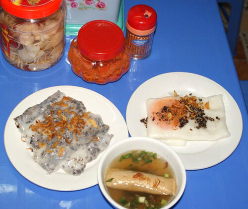 Bánh cuốn với nước chấm là nước ninh xương, hương vị y hệt như ở Hà Giang. Bánh cuốn với nước chấm là nước ninh xương, hương vị y hệt như ở Hà Giang.