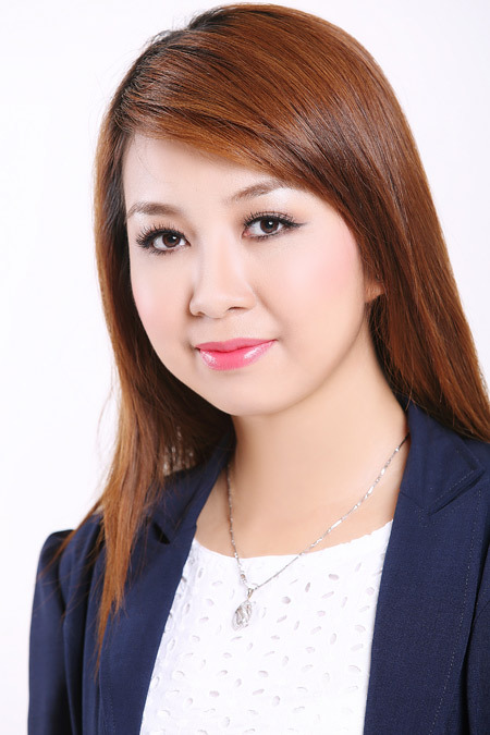 Gương mặt Thu sau khi trang điểm tông màu hồng tươi trẻ. Các nét rõ hơn và mặt cũng bớt tròn so với ban đầu. Gương mặt Thu sau khi trang điểm tông màu hồng tươi trẻ. Các nét rõ hơn và mặt cũng bớt tròn so với ban đầu.