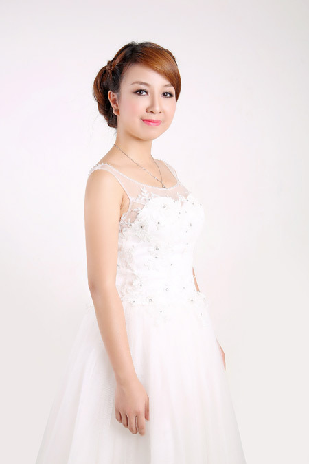 Chiếc váy đầu tiên mà Thu được tư vấn là váy công chúa, hơi xòe ở phía dưới. Chiếc váy đầu tiên mà Thu được tư vấn là váy công chúa, hơi xòe ở phía dưới.