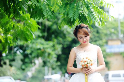 Tuy vóc dáng của cô dâu tròn và mập nhưng khi chọn được kiểu váy ôm vừa phải, người đối diện gần như không nhận ra khuyết điểm. Tuy vóc dáng của cô dâu tròn và mập nhưng khi chọn được kiểu váy ôm vừa phải, người đối diện gần như không nhận ra khuyết điểm.
