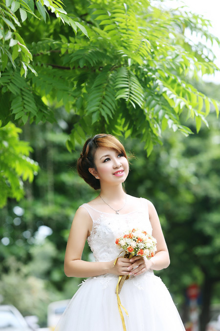 Họa tiết hoa ở thân váy tập trung mọi sự chú ý vào đây và cũng là điểm nhấn cho tổng thể váy cưới. Họa tiết hoa ở thân váy tập trung mọi sự chú ý vào đây và cũng là điểm nhấn cho tổng thể váy cưới.