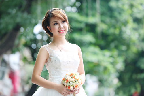 Kiểu tóc tết và đánh bồng lên sẽ tạo cảm giác mặt cô dâu nhỏ lại. Kiểu tóc tết và đánh bồng lên sẽ tạo cảm giác mặt cô dâu nhỏ lại.