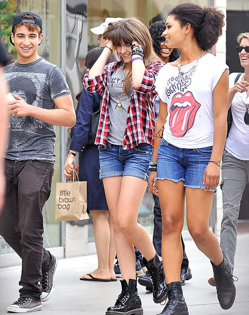 Paris Jackson (giữa) Paris Jackson (giữa)