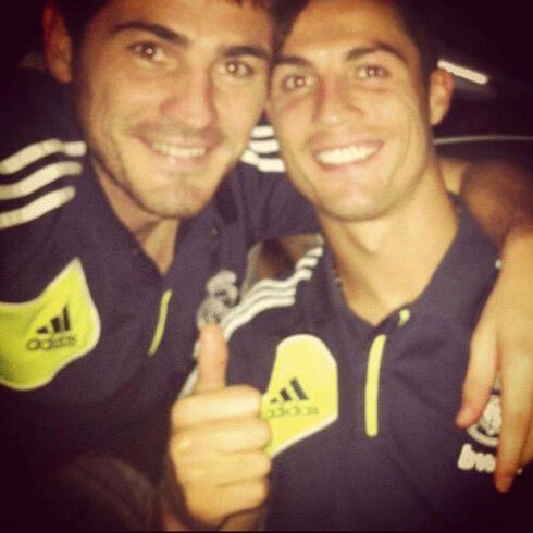 Thời gian gần đây, giới truyền thông Tây Ban Nha rộ lên tin đồn Casillas và C. Ronaldo mâu thuẫn với nhau. Thời gian gần đây, giới truyền thông Tây Ban Nha rộ lên tin đồn Casillas và C. Ronaldo mâu thuẫn với nhau.