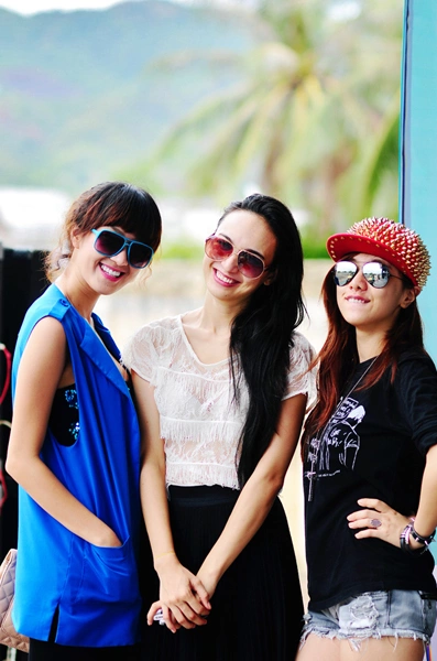 Không chỉ pose ảnh liên tục trước ống kính, Lan Trinh còn tranh thủ chụp ảnh kỷ niệm cùng bạn thân Hoa hậu Ngọc Diễm và nữ diễn viên phim Cưới ngay kẻo lỡ - Trâm Anh. Không chỉ pose ảnh liên tục trước ống kính, Lan Trinh còn tranh thủ chụp ảnh kỷ niệm cùng bạn thân Hoa hậu Ngọc Diễm và nữ diễn viên phim Cưới ngay kẻo lỡ - Trâm Anh.