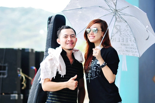 Giọng ca Chiếc ô ngăn đôi cũng không quên làm điệu dưới ô và pose ảnh cùng ca sĩ Võ Trọng Phúc. Trở nên rất thân thiết sau nhiều lần diễn chung sân khấu với nhau nên cả hai pose ảnh khá tình tứ. Lan Trinh cũng có những khoảnh khắc nhắng nhít bên đạo diễn hình ảnh Vô Thường và Mister Vietnam Lê Khôi Nguyên. Giọng ca Chiếc ô ngăn đôi cũng không quên làm điệu dưới ô và pose ảnh cùng ca sĩ Võ Trọng Phúc. Trở nên rất thân thiết sau nhiều lần diễn chung sân khấu với nhau nên cả hai pose ảnh khá tình tứ. Lan Trinh cũng có những khoảnh khắc nhắng nhít bên đạo diễn hình ảnh Vô Thường và Mister Vietnam Lê Khôi Nguyên.
