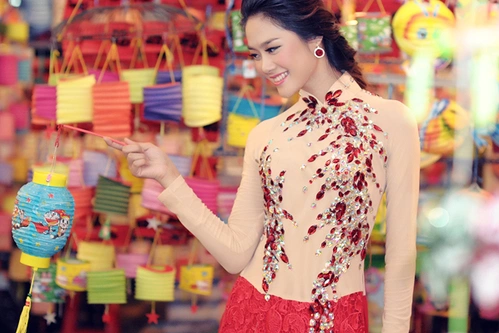 Cô khoe nụ cười rạng rỡ và nhan sắc trẻ trung của thiếu nữ đang ở tuổi xuân. Cô khoe nụ cười rạng rỡ và nhan sắc trẻ trung của thiếu nữ đang ở tuổi xuân.