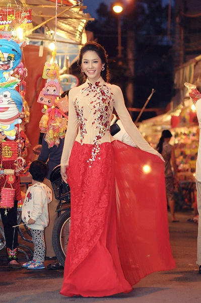 Điểm cuốn hút ở Á khôi là gương mặt xinh xắn, thanh tú và nụ cười rạng rỡ. Điểm cuốn hút ở Á khôi là gương mặt xinh xắn, thanh tú và nụ cười rạng rỡ.