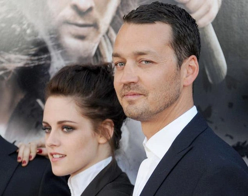 Kristen bị bắt gặp ôm hôn đạo diễn 41 tuổi, Rupert Sanders vào ngày 17/7. Kristen bị bắt gặp ôm hôn đạo diễn 41 tuổi, Rupert Sanders vào ngày 17/7.