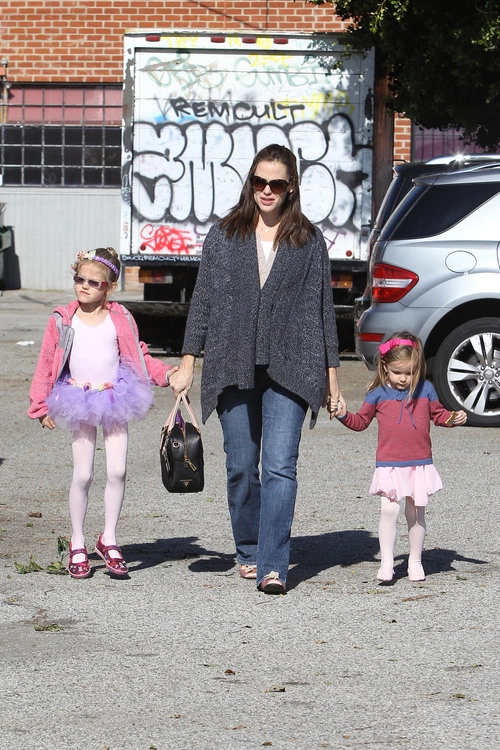 Hai cô con gái Violet và Seraphina của Jennifer Garner vừa đi học võ karate Hai cô con gái Violet và Seraphina của Jennifer Garner vừa đi học võ karate