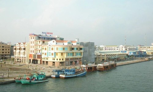 Hà Tiên hiện ra thơ mộng với một bên là biển Đông rộng mênh mông.
