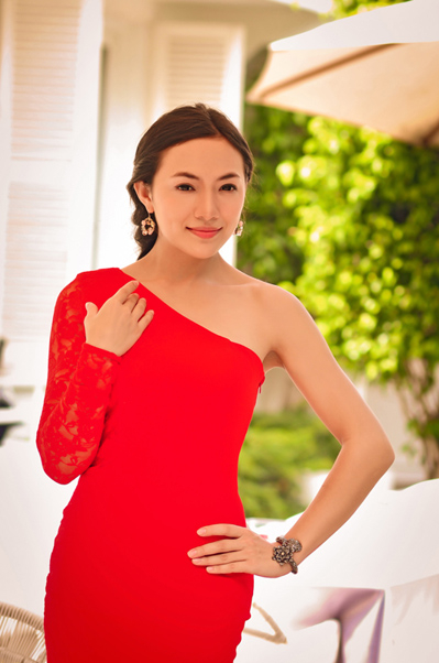 Mới đây, khi được mời làm mẫu ảnh trong bộ sưu tập mới của một nhà thiết kế, Tinna Tình trông rất dịu dàng và gợi cảm khi khoe vai trần và vóc dáng đầy đặn. Mới đây, khi được mời làm mẫu ảnh trong bộ sưu tập mới của một nhà thiết kế, Tinna Tình trông rất dịu dàng và gợi cảm khi khoe vai trần và vóc dáng đầy đặn.