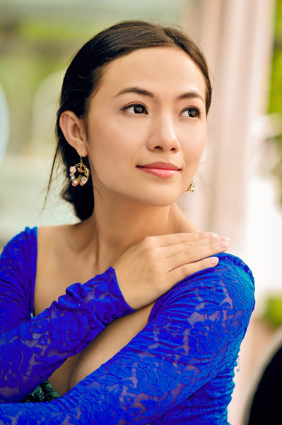 Bộ ảnh của Tinna Tình được thực hiện với sự hỗ trợ của chuyên gia trang điểm Anh Vũ và trang phục của nhà thiết kế Lê Thanh Hòa. Bộ ảnh của Tinna Tình được thực hiện với sự hỗ trợ của chuyên gia trang điểm Anh Vũ và trang phục của nhà thiết kế Lê Thanh Hòa.