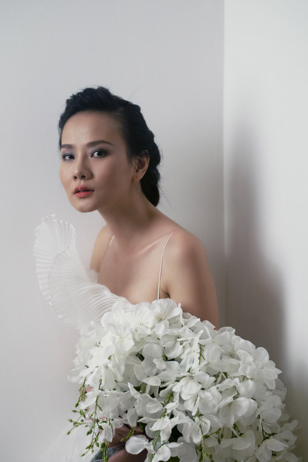 Thiết kế này khoe hết nét quyến rũ của cô dâu và phù hợp với những ai có bờ vai đầy đặn. Thiết kế này khoe hết nét quyến rũ của cô dâu và phù hợp với những ai có bờ vai đầy đặn.