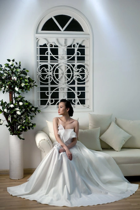 Chất liệu lụa tạo tác động lớn tới chiếc váy, gợi cảm giác mềm mại nhưng bay bổng. Chất liệu lụa tạo tác động lớn tới chiếc váy, gợi cảm giác mềm mại nhưng bay bổng.
