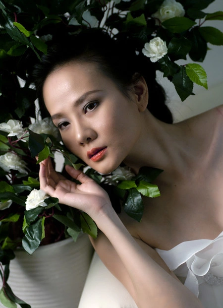 Tông trang điểm đậm vừa phải nhưng làm cô dâu nổi bật trên nền váy cưới. Tông trang điểm đậm vừa phải nhưng làm cô dâu nổi bật trên nền váy cưới.