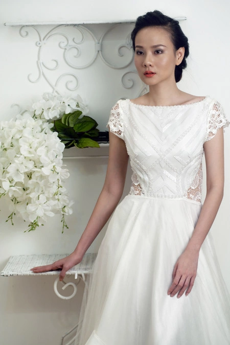 Chất liệu ren như một món trang sức, làm cô dâu rạng rỡ. Chất liệu ren như một món trang sức, làm cô dâu rạng rỡ.