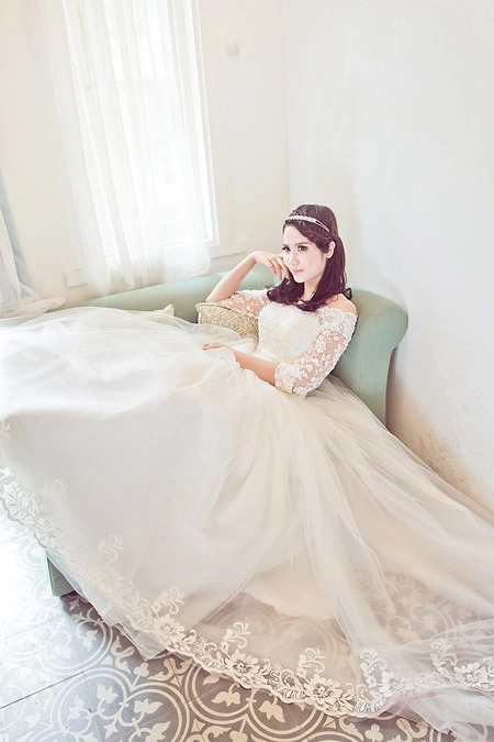 Huyền Lizzie duyên dáng như công chúa với kiểu tóc tết nhẹ nhàng. Huyền Lizzie duyên dáng như công chúa với kiểu tóc tết nhẹ nhàng.