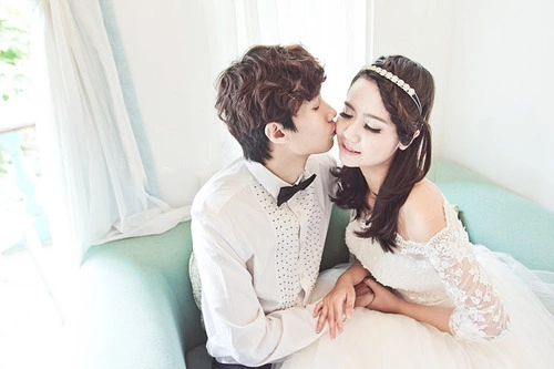 Để phù hợp với cô dâu trẻ trung, chú rể cũng nhẹ nhàng với áo sơ mi và nơ bướm. Để phù hợp với cô dâu trẻ trung, chú rể cũng nhẹ nhàng với áo sơ mi và nơ bướm.