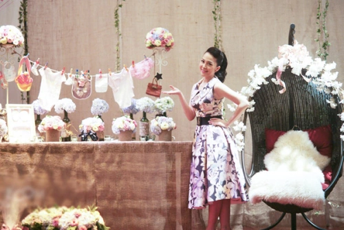 Tối 5/10, gia đình nghệ sĩ múa Linh Nga tổ chức tiệc đầy tháng cho con gái tại TP HCM. Tối 5/10, gia đình nghệ sĩ múa Linh Nga tổ chức tiệc đầy tháng cho con gái tại TP HCM.