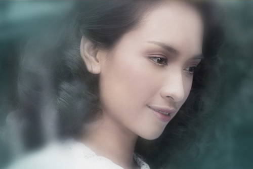 Với toàn bộ hình ảnh trong album, khán giả sẽ được đón nhìn thấy sự nền nã và quyến rũ. Mặt khác, bộ ảnh có một chút kiêu sa và sang trọng, hình ảnh của một tiểu thư đài các, trong đôi mắt có thoáng buồn. Với toàn bộ hình ảnh trong album, khán giả sẽ được đón nhìn thấy sự nền nã và quyến rũ. Mặt khác, bộ ảnh có một chút kiêu sa và sang trọng, hình ảnh của một tiểu thư đài các, trong đôi mắt có thoáng buồn.