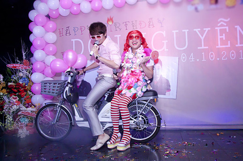 Don Nguyễn sinh ngày 4/10, nhưng vì bận rộn với công việc nên đến tận 7/10 mới tổ chức tiệc sinh nhật dành cho fan. Don Nguyễn sinh ngày 4/10, nhưng vì bận rộn với công việc nên đến tận 7/10 mới tổ chức tiệc sinh nhật dành cho fan.