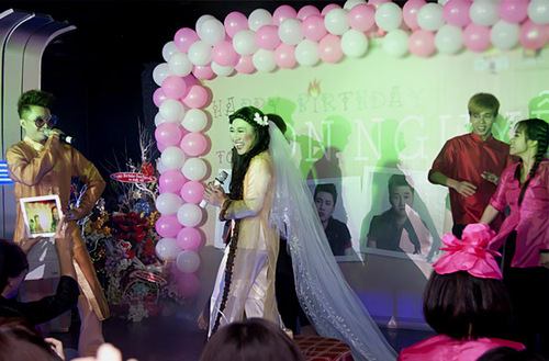 Don Nguyễn còn trang điểm, mặc trang phục của cô dâu khi kết hợp với Nam Cường trong ca khúc 'Trai tài, gái sắc'. Don Nguyễn còn trang điểm, mặc trang phục của cô dâu khi kết hợp với Nam Cường trong ca khúc 'Trai tài, gái sắc'.