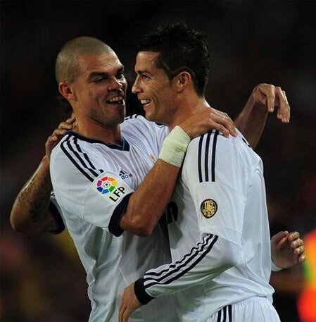 C. Ronaldo ăn mừng cùng Pepe. C. Ronaldo ăn mừng cùng Pepe.