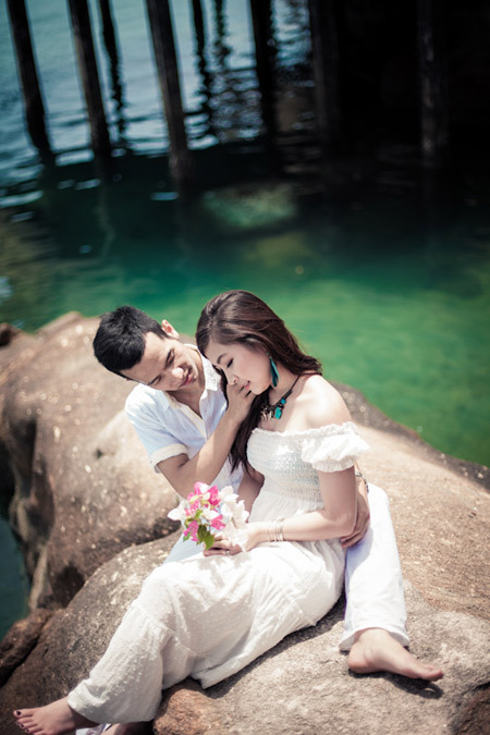 Váy maxi đơn giản của cô dâu sẽ phù hợp khi chú rể mặc sơ mi phóng khoáng. Váy maxi đơn giản của cô dâu sẽ phù hợp khi chú rể mặc sơ mi phóng khoáng.