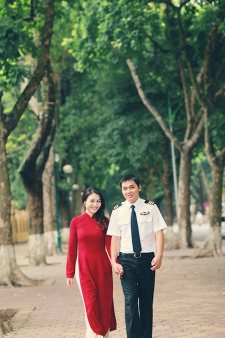 Bên cạnh cô dâu mặc áo dài, chú rể chỉ nên mặc sơ mi trắng và thắt cravat. Bên cạnh cô dâu mặc áo dài, chú rể chỉ nên mặc sơ mi trắng và thắt cravat.